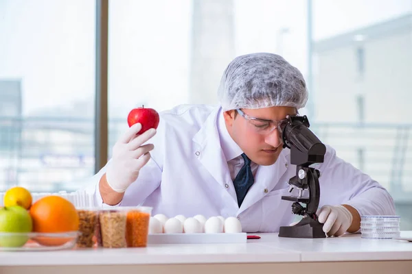 Ekspert ds. żywienia badający produkty spożywcze w laboratorium — Zdjęcie stockowe