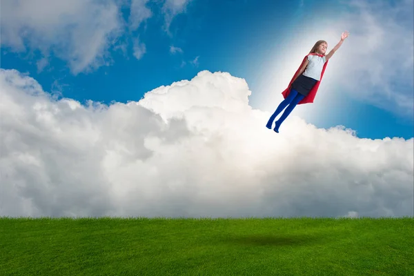 Süper kahraman çocuk rüya kavramında uçan — Stok fotoğraf