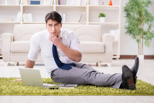 Empresário sentado no chão no escritório — Fotografia de Stock