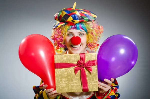 Lustiger Clown im komischen Konzept — Stockfoto