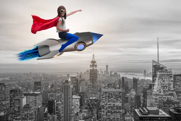 Niña volando cohete en concepto de superhéroe —  Fotos de Stock