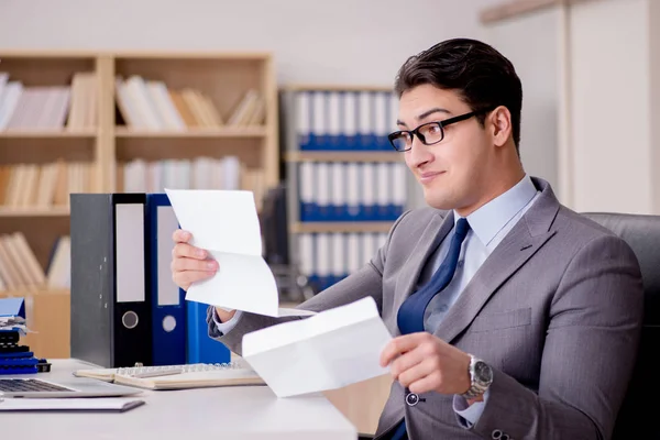 Empresário recebendo envelope carta no escritório — Fotografia de Stock