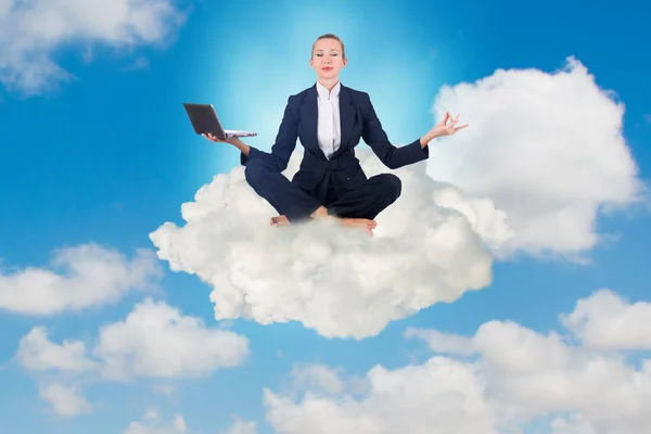 Empresaria trabajando en el cielo y meditando — Foto de Stock