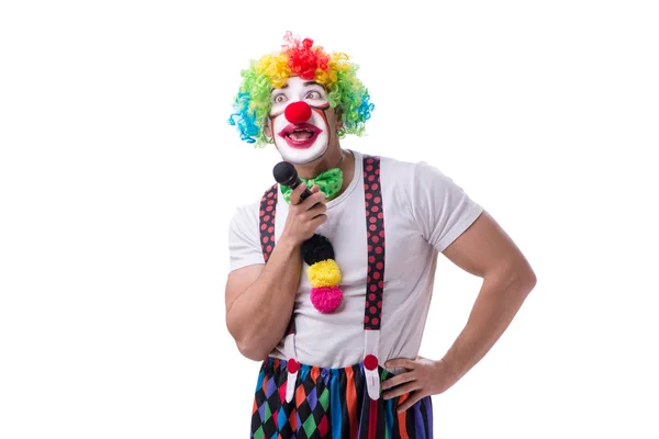 Buffo clown con un microfono che canta karaoke isolato su bianco — Foto Stock