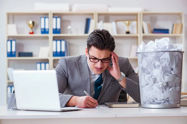 Empresario en concepto de reciclaje de papel en la oficina —  Fotos de Stock