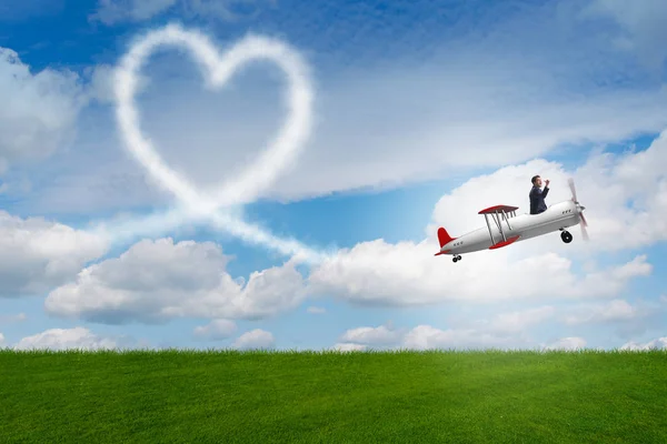Άνθρωπος που φέρουν αεροπλάνο και κάνει σχήμα καρδιάς — Φωτογραφία Αρχείου