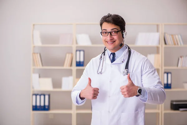 Joven doctor en concepto médico — Foto de Stock