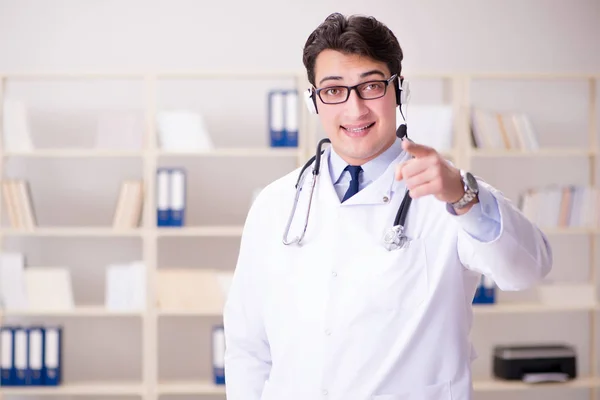 Jovem médico no conceito médico — Fotografia de Stock