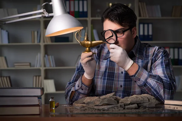 Arkeolog geç saatlere kadar ofiste çalışıyor.