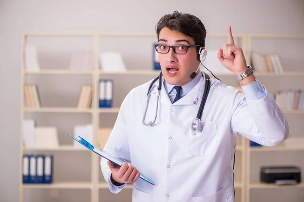 Joven doctor en concepto médico —  Fotos de Stock