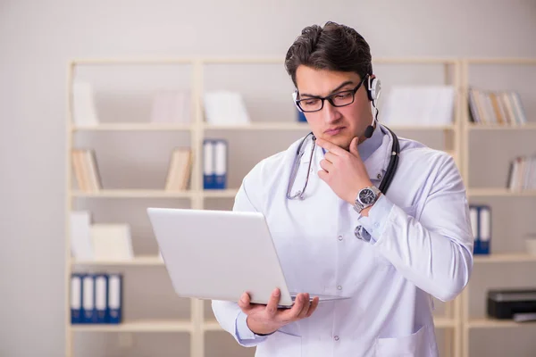 Ung man läkare i medicinska begrepp — Stockfoto