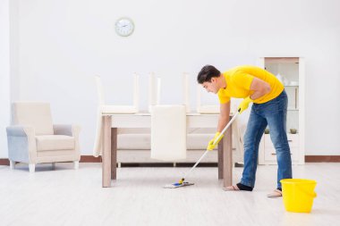 Genç adam evde iş yapıyor.