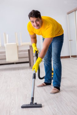 Genç adam evde iş yapıyor.