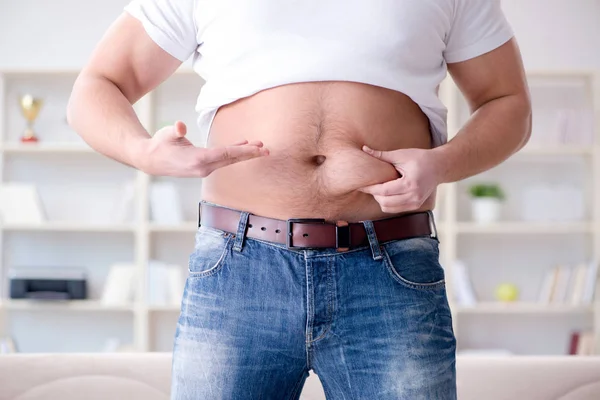 Homem que sofre de peso extra no conceito de dieta — Fotografia de Stock
