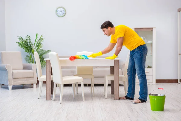 Jonge man doet klusjes thuis — Stockfoto