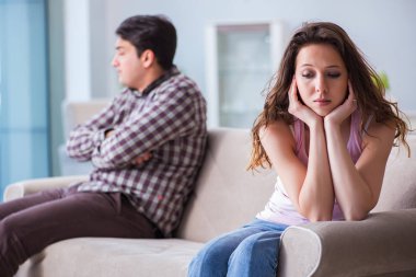 Parçalanmış ilişki konseptinde genç bir aile