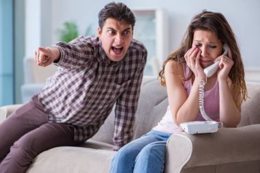 Parçalanmış ilişki konseptinde genç bir aile