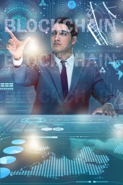 Engelleme zinciri kripto para birimi kavramında iş adamı