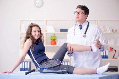 Erkek doktor spor sakatlığıyla ilgileniyor.