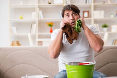 Evdeki adam, komşu sel sızıntısıyla uğraşıyor.