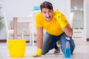 Genç adam evde iş yapıyor.