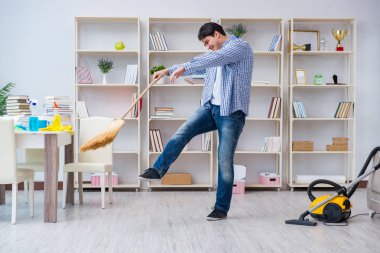 Adam evi temizliyor.