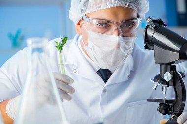 Laboratuvarda bilim adamıyla biyoteknoloji kavramı