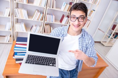 Kitapları olan genç bir öğrenci sınavlara hazırlanıyor.