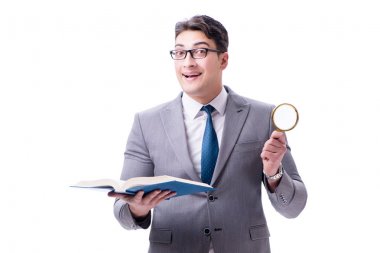 İşadamı beyaz arkasında izole büyüteç ile okuma