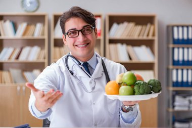 Bilim adamı çeşitli gıdalarda besin araştırması yapıyor