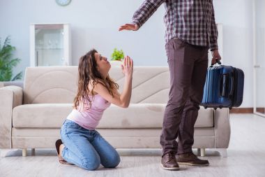 Parçalanmış ilişki konseptinde genç bir aile