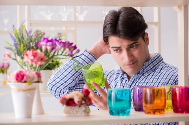 Genç yakışıklı dükkândan alışveriş yapıyor.