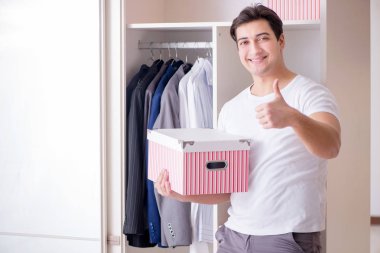 Genç işadamı iş için giyiniyor.