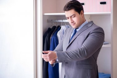 Genç işadamı iş için giyiniyor.