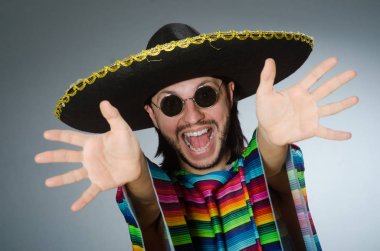 Adam izole bir canlı Meksika panço gri arka planda