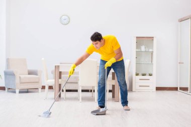 Genç adam evde iş yapıyor.