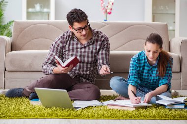 Üniversite sınavlarına hazırlanan öğrenciler