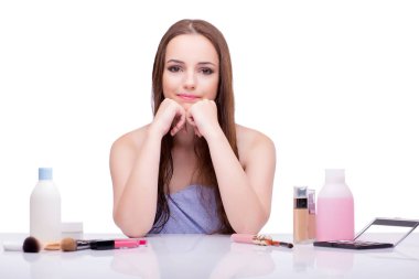 Beyaz tenli, güzel makyajlı genç bir kadın.