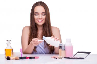 Beyaz tenli, güzel makyajlı genç bir kadın.