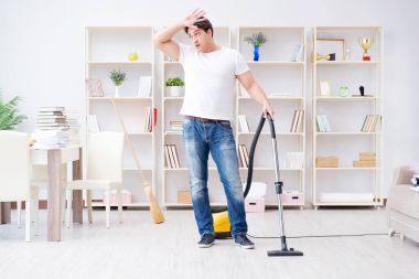 Adam evi temizliyor.