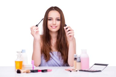 Beyaz tenli, güzel makyajlı genç bir kadın.