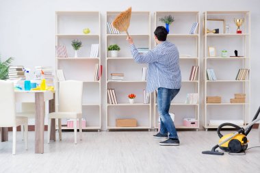 Adam evi temizliyor.