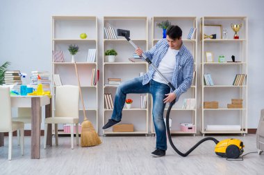 Adam evi temizliyor.