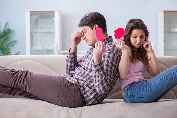 Jonge familie in gebroken relatie concept — Stockfoto