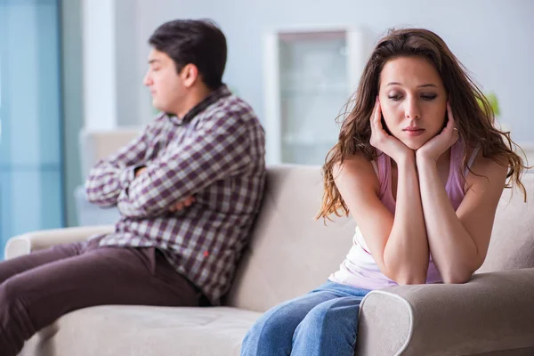 Parçalanmış ilişki konseptinde genç bir aile