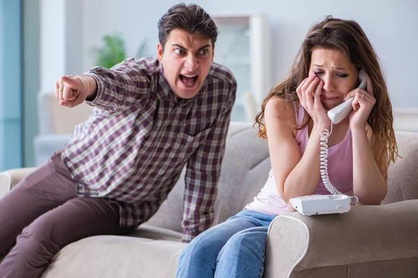 Parçalanmış ilişki konseptinde genç bir aile