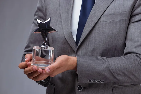 Empresario celebración de premio estrella en concepto de negocio — Foto de Stock