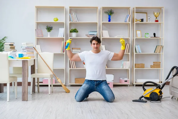 Hombre haciendo limpieza en casa —  Fotos de Stock