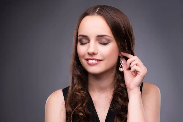 Ung kvinna i skönhet make-up koncept — Stockfoto