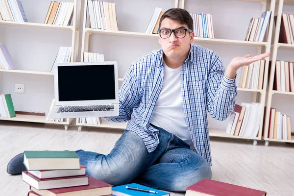 Genç öğrenci kitaplarla çalışıyor.